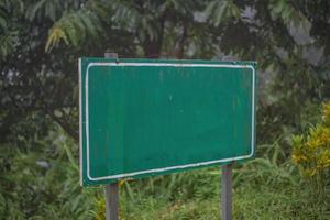 poste indicador de madera en blanco en la montaña foto