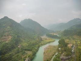 hermosa vista en la carretera de la ciudad de zhangjiajie al condado de fenghuang en la provincia china de hunan foto