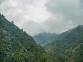 hermosa vista en la carretera de la ciudad de zhangjiajie al condado de fenghuang en la provincia china de hunan foto