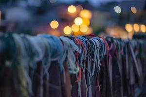 etiquetas de oración atadas en el puente en la aldea de la mina pilok en la ciudad de kanchanaburi, tailandia.mina pilok la antigua mina cerca de la frontera entre Tailandia y Myanmar foto