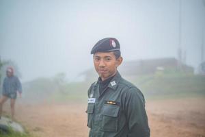 kanchanaburi.tailandia-1 de julio de 2017.joven soldado en la base de comando militar en chang suek hill la frontera entre tailandia-myanmar en el distrito de thongphaphum ciudad de kanchanaburi tailandia.niebla pesada foto