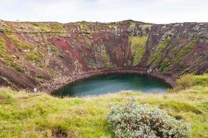 antiguo cráter volcánico con lago kerid en islandia foto