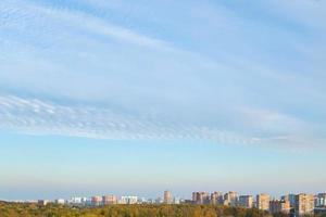 cielo azul del atardecer sobre el distrito residencial foto