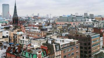 casas en la ciudad de Londres en un día lluvioso de invierno foto