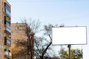 valla publicitaria grande recortada en blanco al aire libre foto