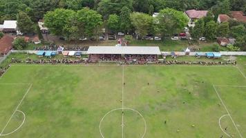 vue aérienne du terrain de football amateur - match de football amateur. video