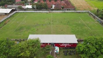 antenne visie van amateur Amerikaans voetbal veld- - amateur Amerikaans voetbal wedstrijd. video