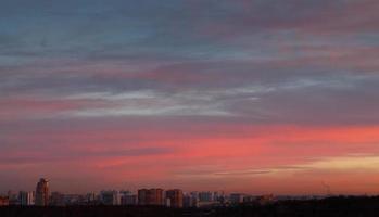 cielo de amanecer rosa y azul oscuro temprano en la mañana foto