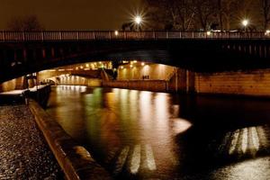 puente y río sena en la noche, parís foto