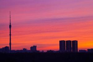 vista de los colores rosados del amanecer bajo la ciudad foto