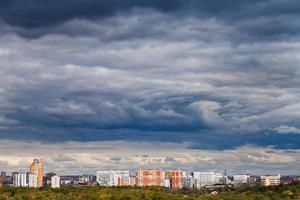 nubes de lluvia azul oscuro sobre la ciudad en otoño foto