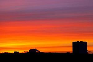 colores del amanecer bajo la ciudad foto