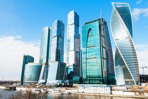 torres del distrito financiero de la ciudad de moscú en primavera foto