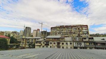 panorama del antiguo edificio soviético con obra de construcción de nuevos edificios. estilo de vida tradiciones caucasus.georgia republic video