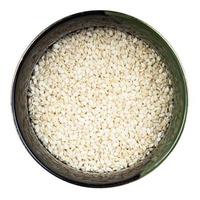 semillas de sésamo blanco en un recipiente redondo aislado foto