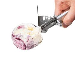 vista superior de la cuchara de servir con helado de arándanos foto