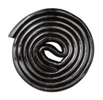 Espiral de caramelo de regaliz negro aislado foto