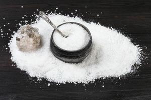 Bodega de sal de plata vintage y halita cruda en la mesa foto