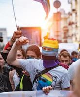 personas con máscaras lgbt en un mitin lgbt foto