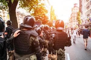 fuerza policial para mantener el orden en la zona durante la manifestación foto