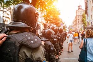 fuerza policial para mantener el orden en la zona durante la manifestación foto