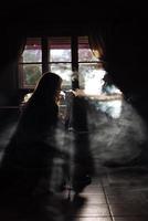 la chica fuma cigarrillo electronico foto
