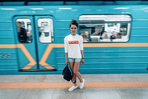 hermosa joven posando en la estación de metro foto