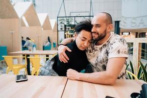 un hombre y una mujer están sentados en un café foto