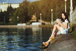 chica con un perro en el lago foto