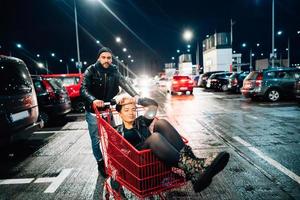 retrato de feliz pareja joven divirtiéndose. foto