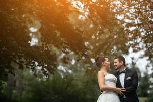 hermosa pareja de novios posando foto