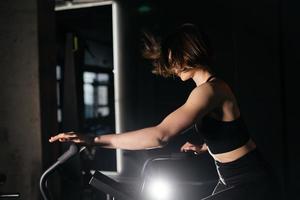 las mujeres jóvenes se dedican a un gimnasio, las niñas en un gimnasio. foto