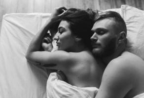 pareja joven en la cama juntos foto