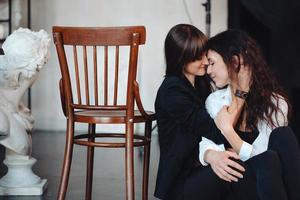 dos chicas en tiernos abrazos foto