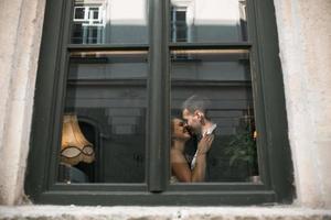 novios besándose en la ventana foto