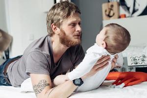 papá e hijo pequeño en el dormitorio foto