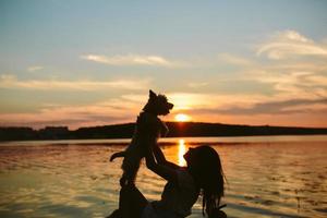 niña y perro en el lago foto