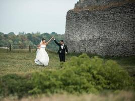 hermosa pareja de novios caminando foto