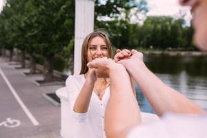 pareja divirtiéndose en un puente en el parque foto