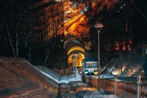 el funicular en la colina de vladimir, en el fondo la noche kiev foto