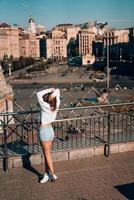 niña en la calle de la ciudad foto