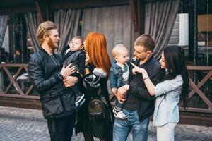 dos familias con niños posando en cámara foto