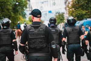 fuerza policial para mantener el orden en la zona durante la manifestación foto