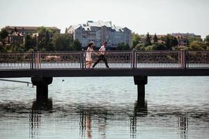 hermosa pareja en la ciudad foto