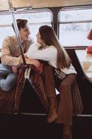 amorosa pareja joven en invierno sentado en un café foto