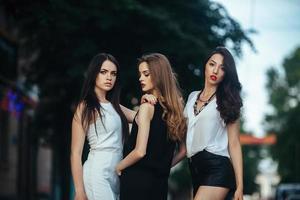 chicas guapas posando en una calle de la ciudad foto