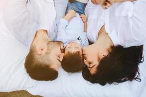 familia feliz relajándose juntos en el colchón foto