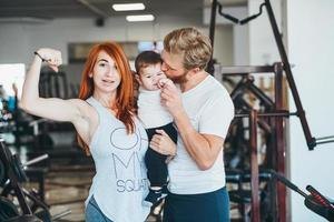 familia joven con niño pequeño en el gimnasio foto