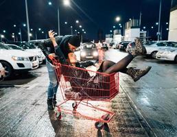 retrato de feliz pareja joven divirtiéndose. foto