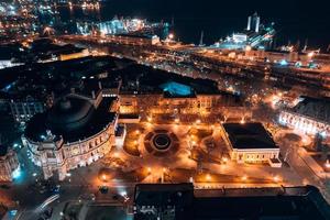 vista nocturna del teatro de la ópera en odessa foto